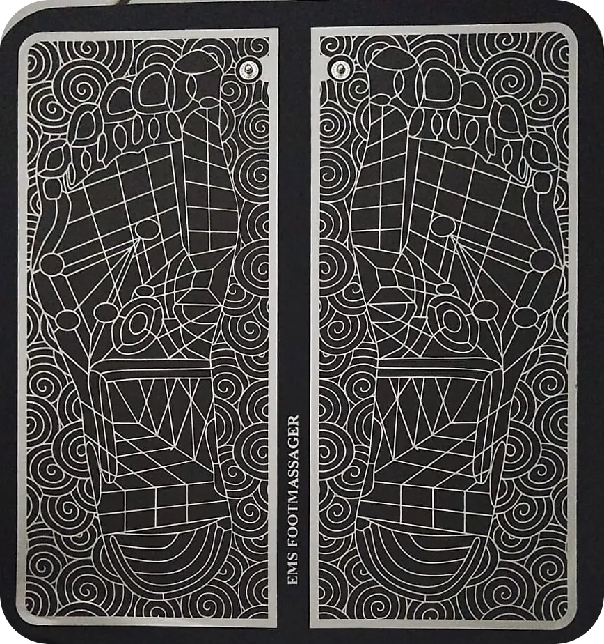 Alas pijat kaki EMS berwarna hitam dengan motif telapak kaki garis perak